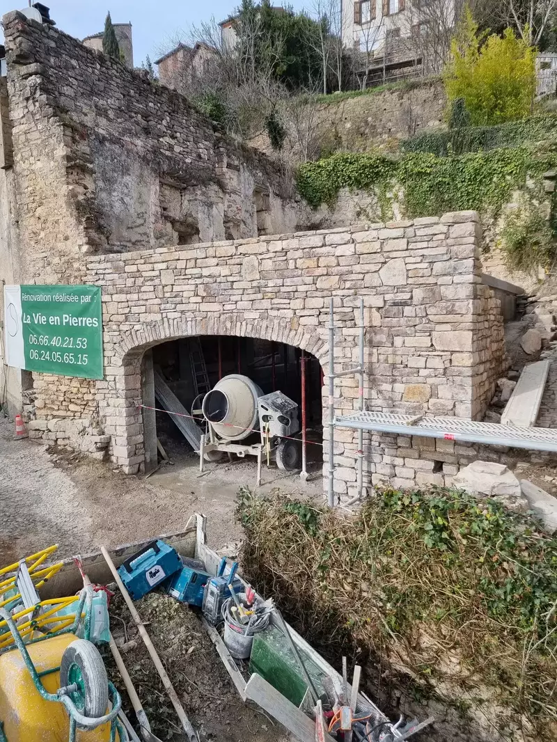 Maçonnerie traditionnelle en pierre près d'Albi